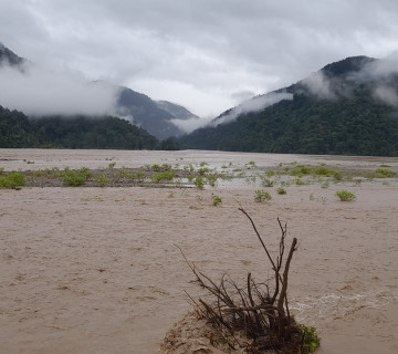 कैलालीमा बाढीको कहर: गाउँ पस्न थाल्यो कर्णाली नदी, सतर्कता अपनाउन आग्रह